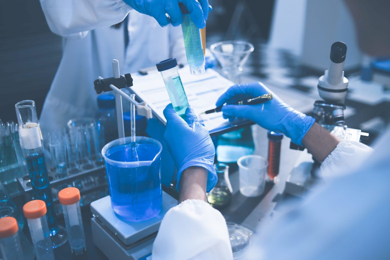 Researchers working in the clinical laboratory - i-Healthcare